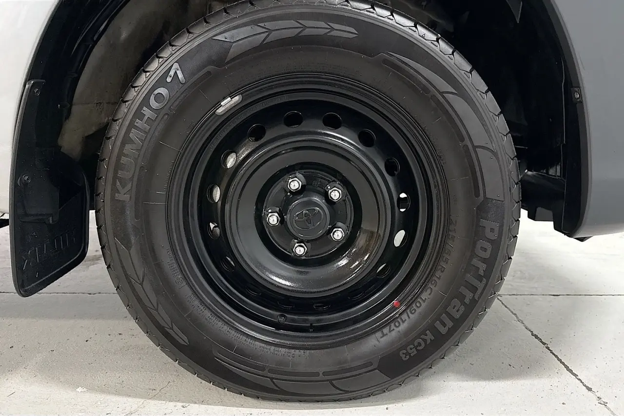 2021 Toyota Hilux Gallery Image 25