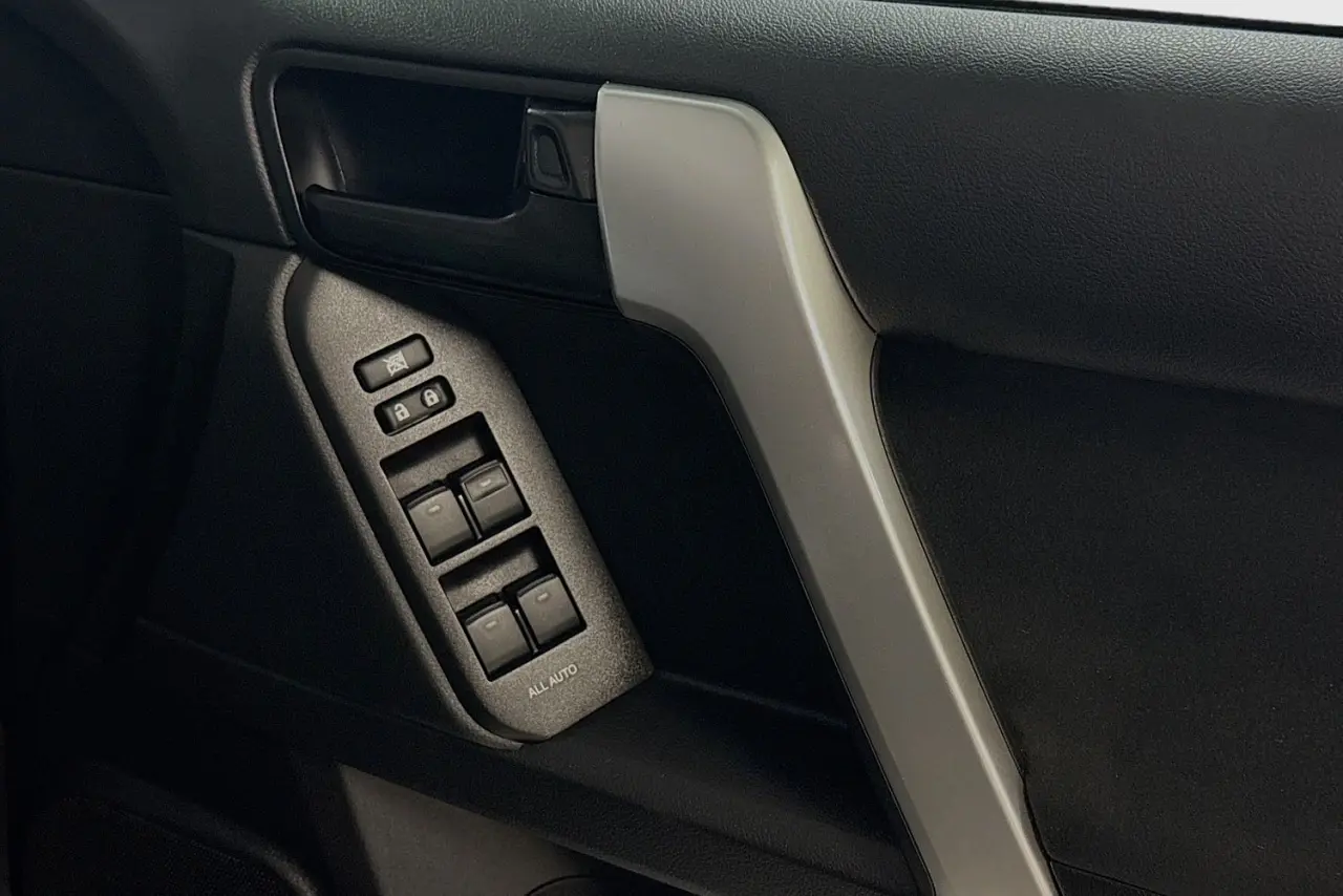 2023 Toyota Landcruiser Prado Gallery Image 24