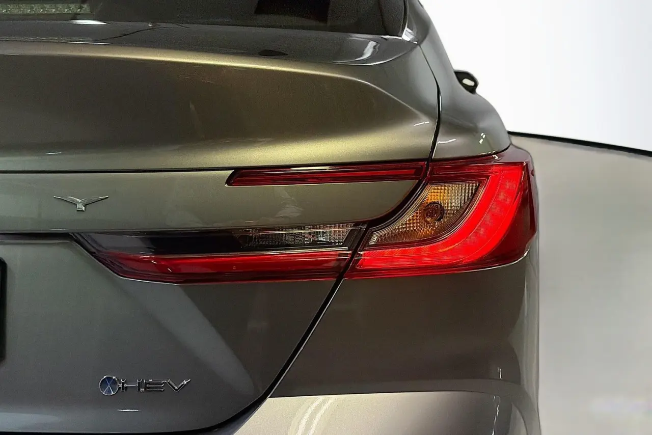 2025 Toyota Camry Gallery Image 9