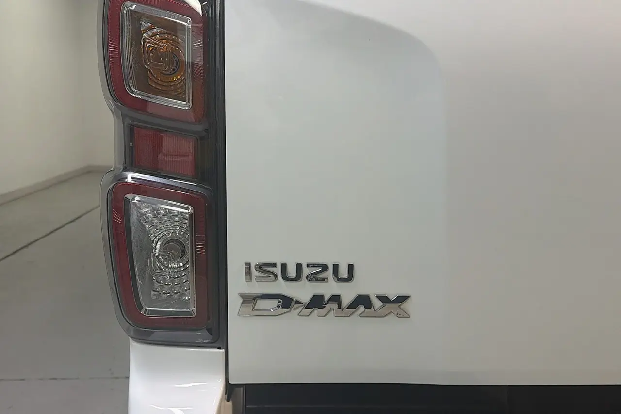 2023 Isuzu D-MAX Gallery Image 8