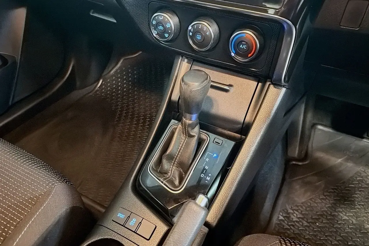 2015 Toyota Corolla Gallery Image 17