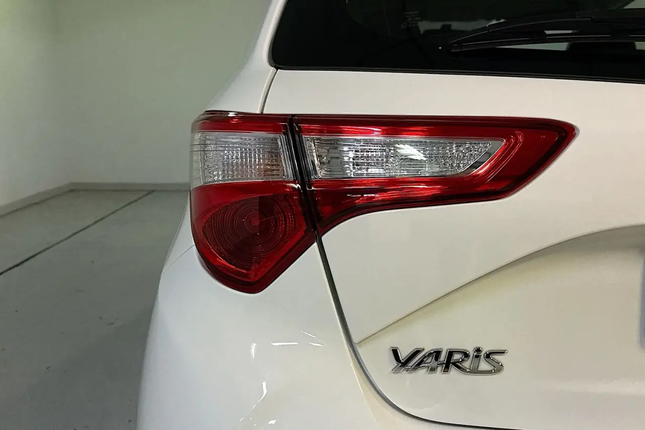 2019 Toyota Yaris Gallery Image 8