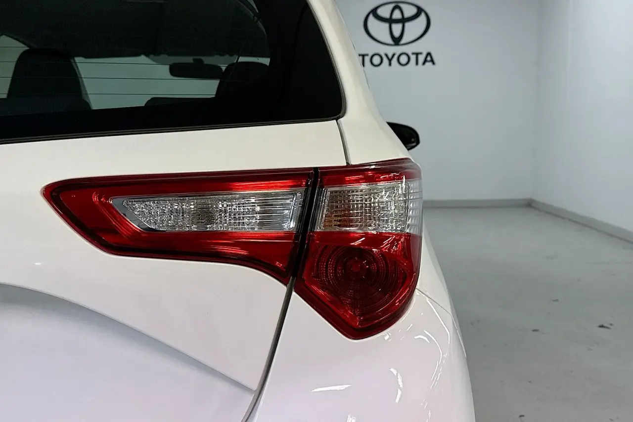 2019 Toyota Yaris Gallery Image 9