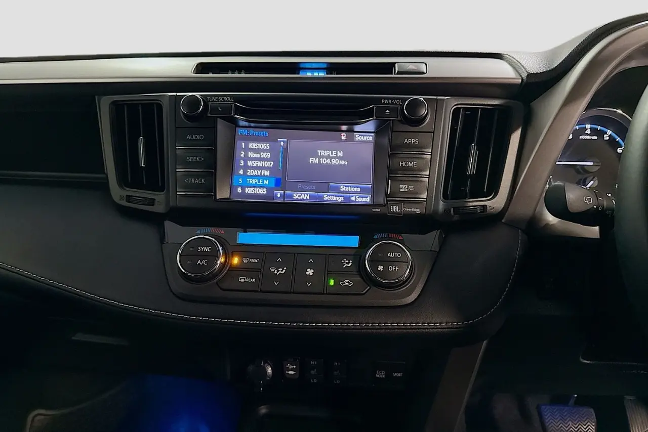 2017 Toyota RAV4 Gallery Image 15