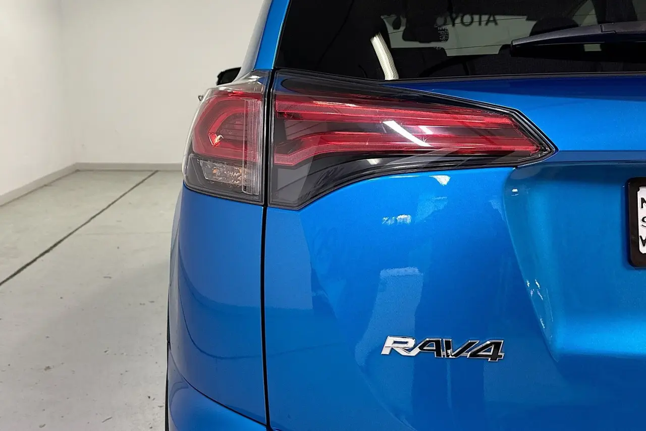 2017 Toyota RAV4 Gallery Image 8