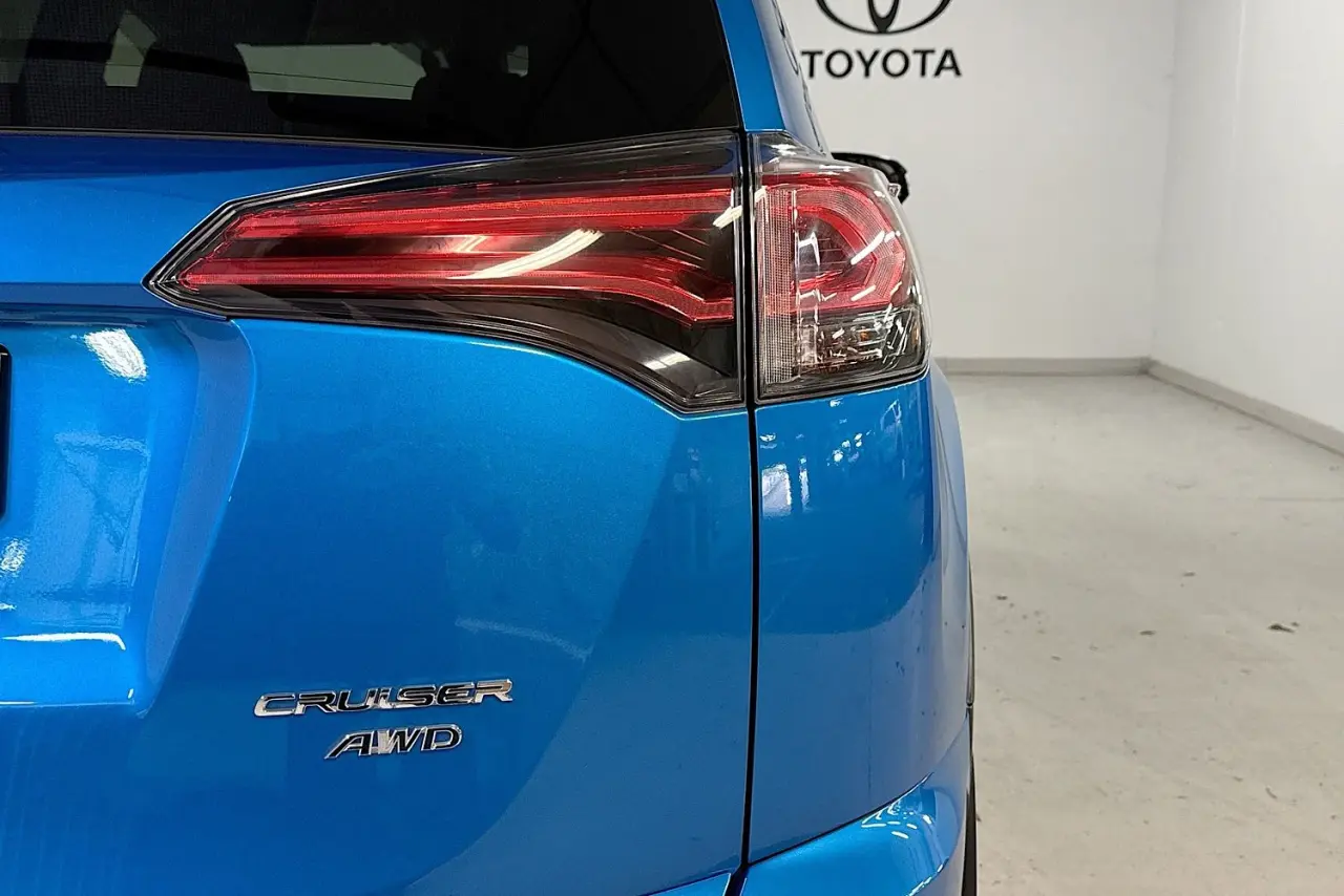 2017 Toyota RAV4 Gallery Image 9