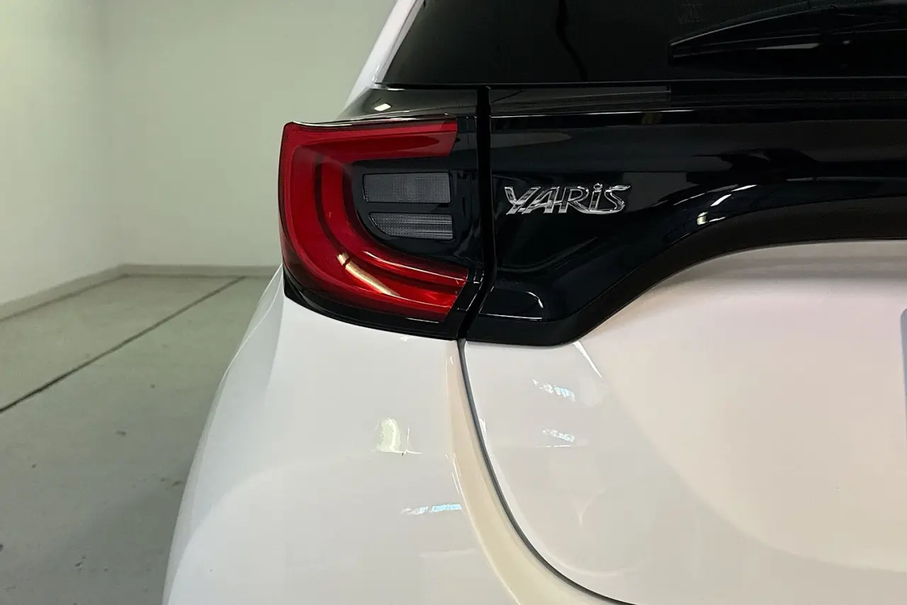 2021 Toyota Yaris Gallery Image 8