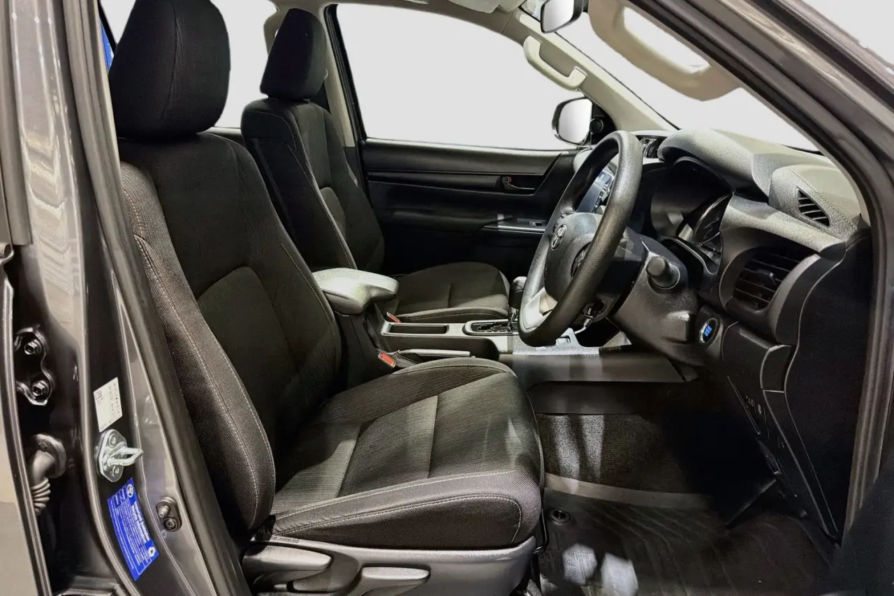 2025 Toyota Hilux Gallery Image 13