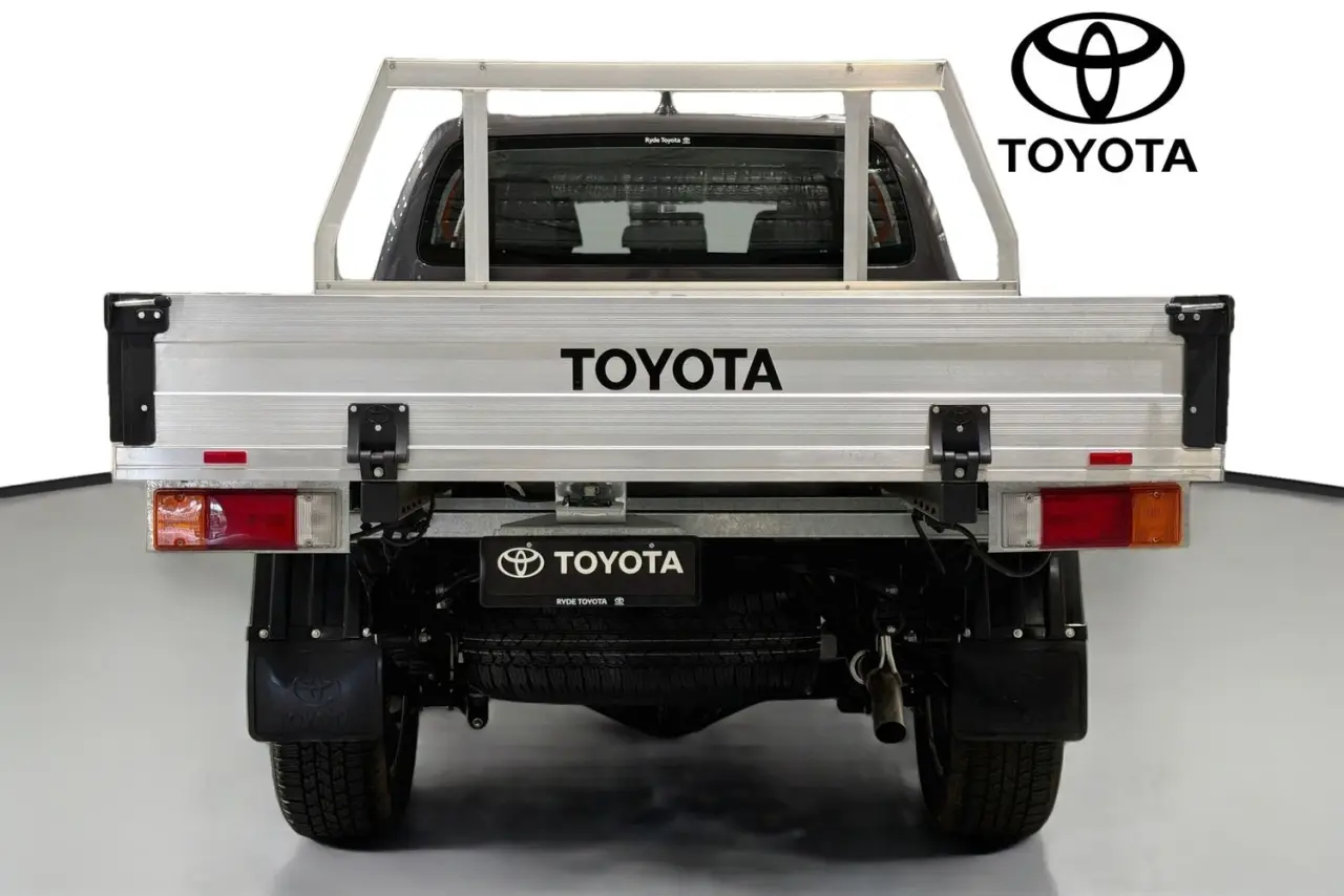 2025 Toyota Hilux Gallery Image 7