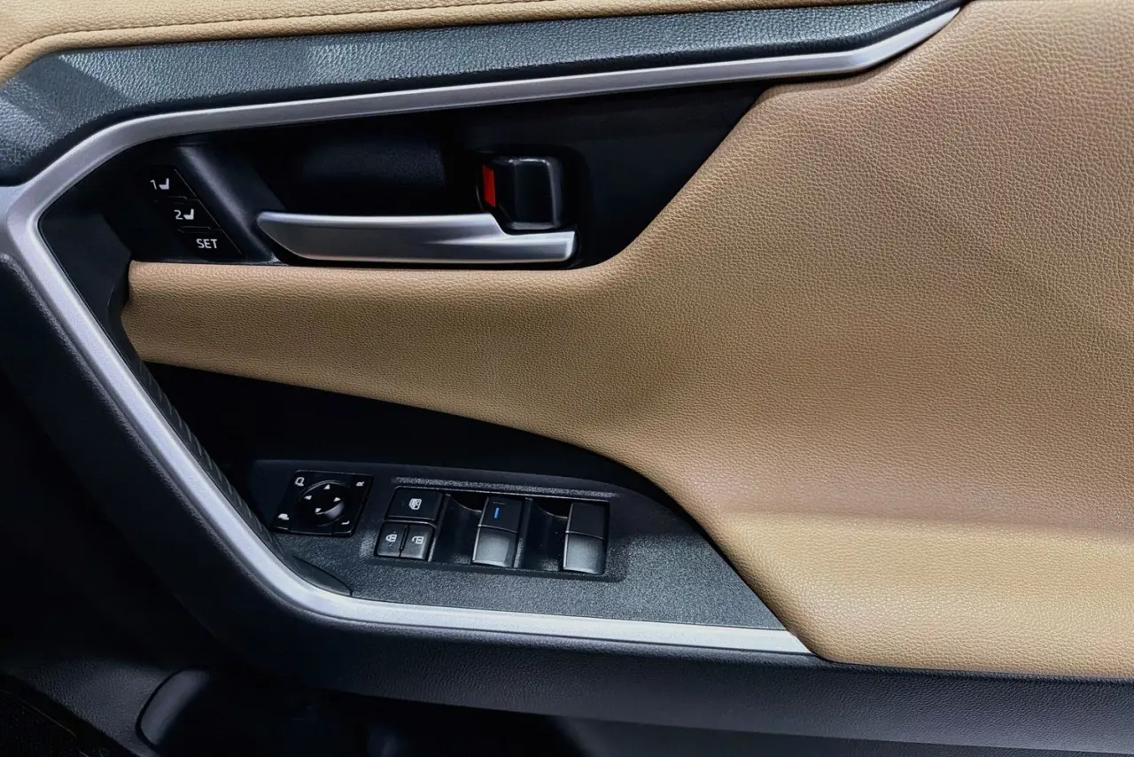 2020 Toyota RAV4 Gallery Image 24