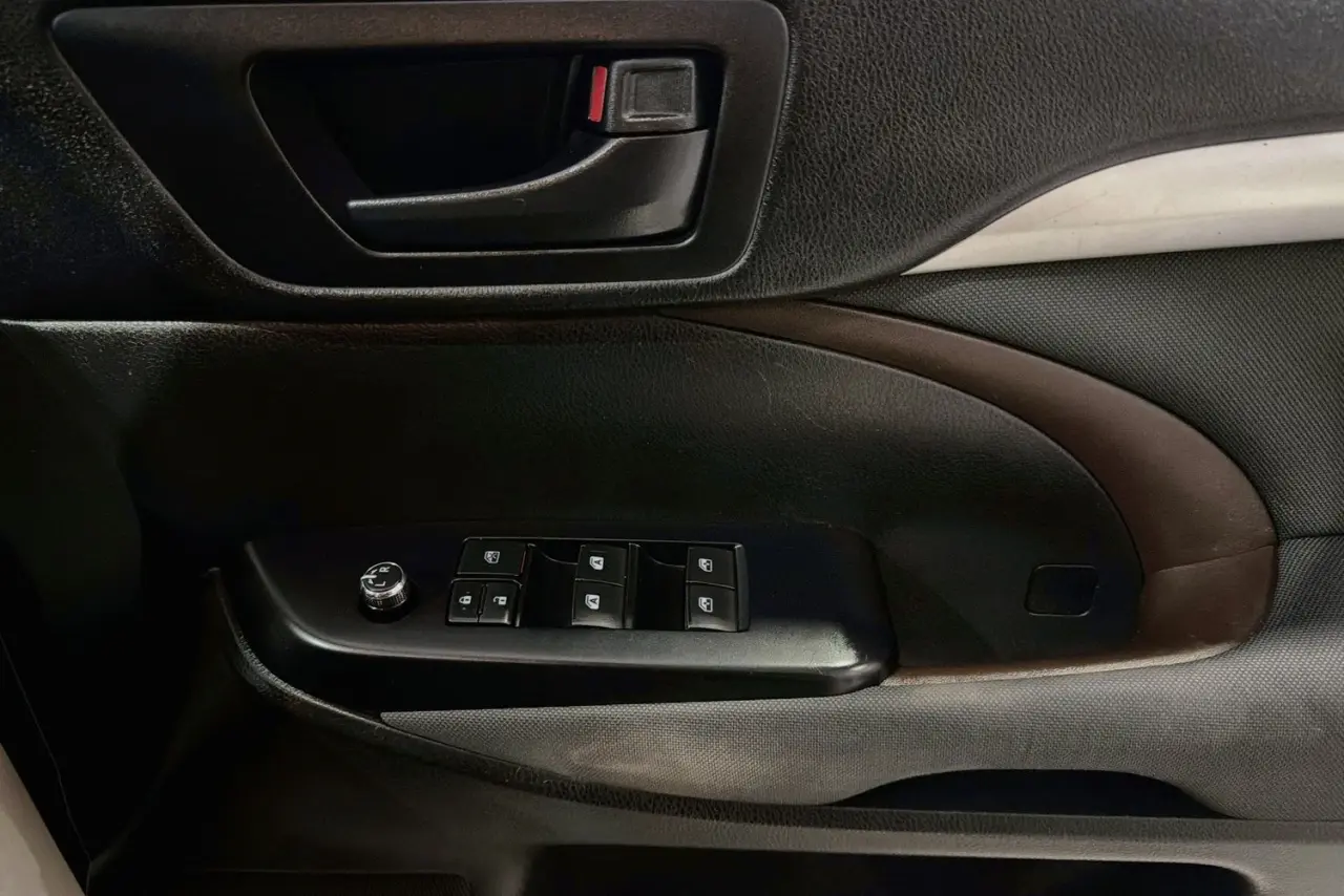 2016 Toyota Kluger Gallery Image 24