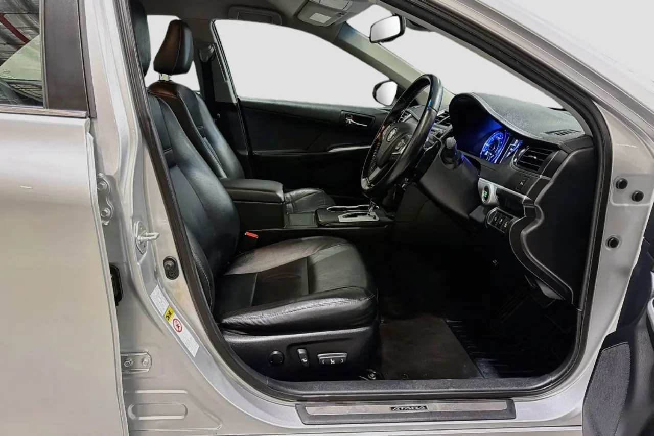 2016 Toyota Camry Gallery Image 13