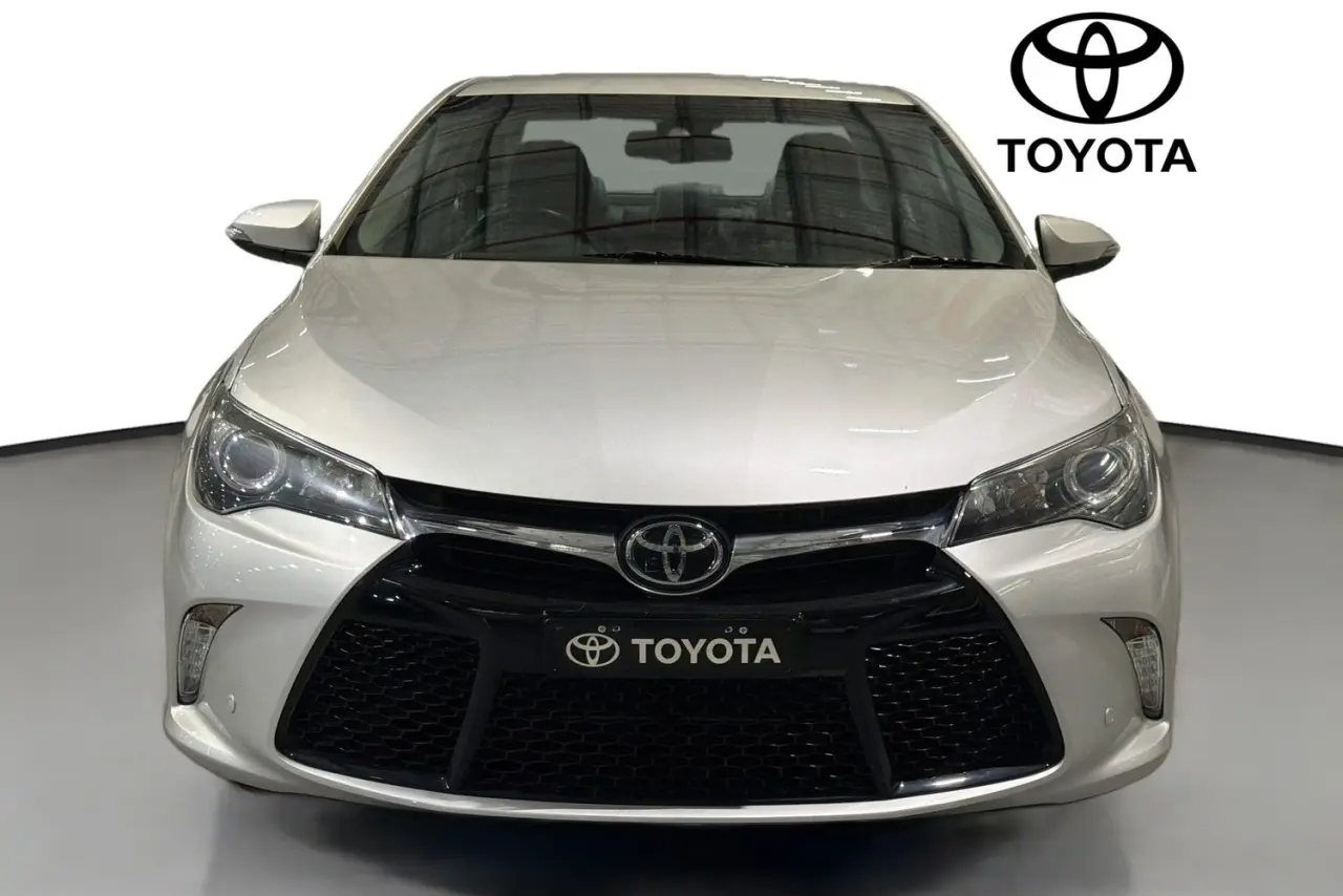 2016 Toyota Camry Gallery Image 2