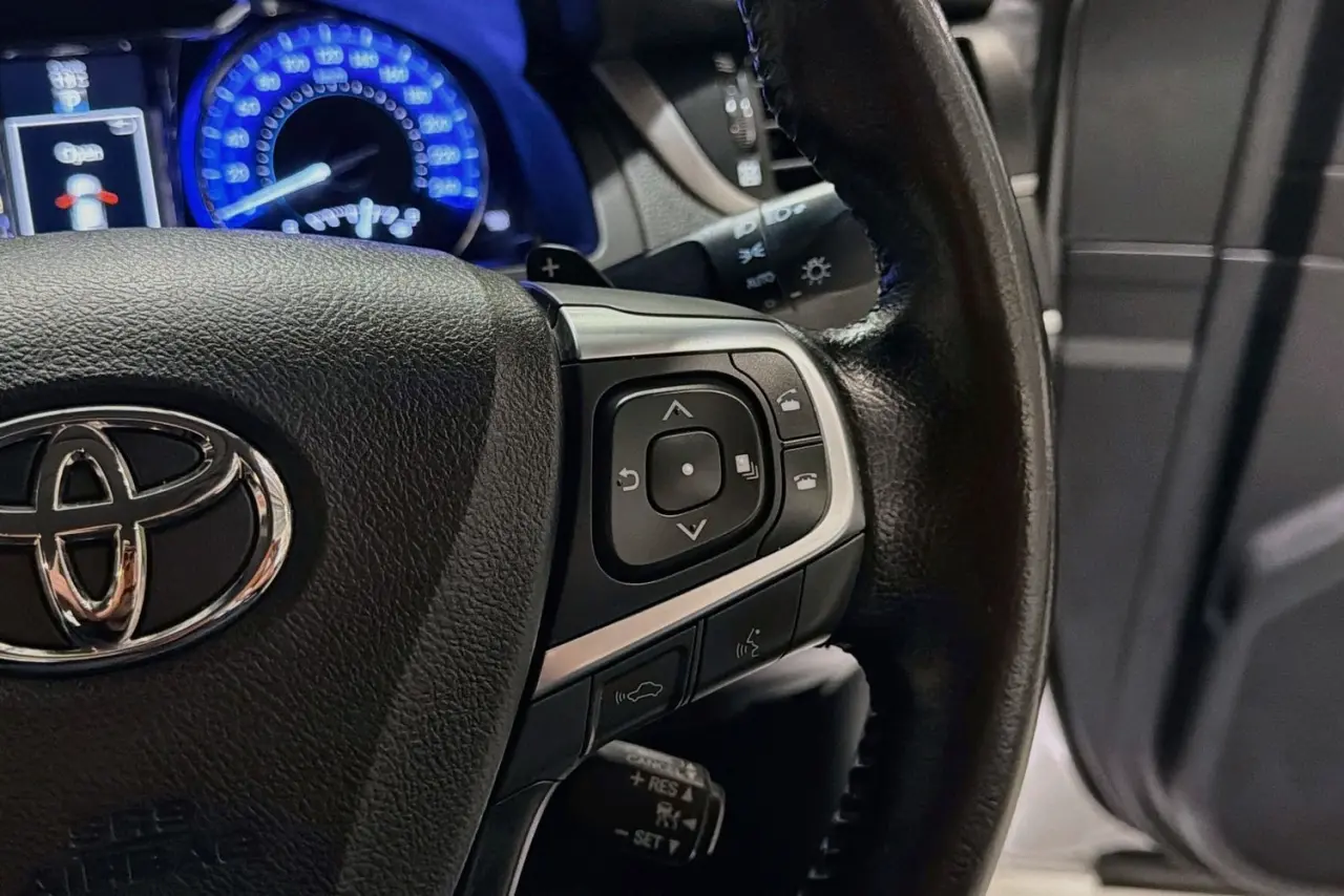 2016 Toyota Camry Gallery Image 20