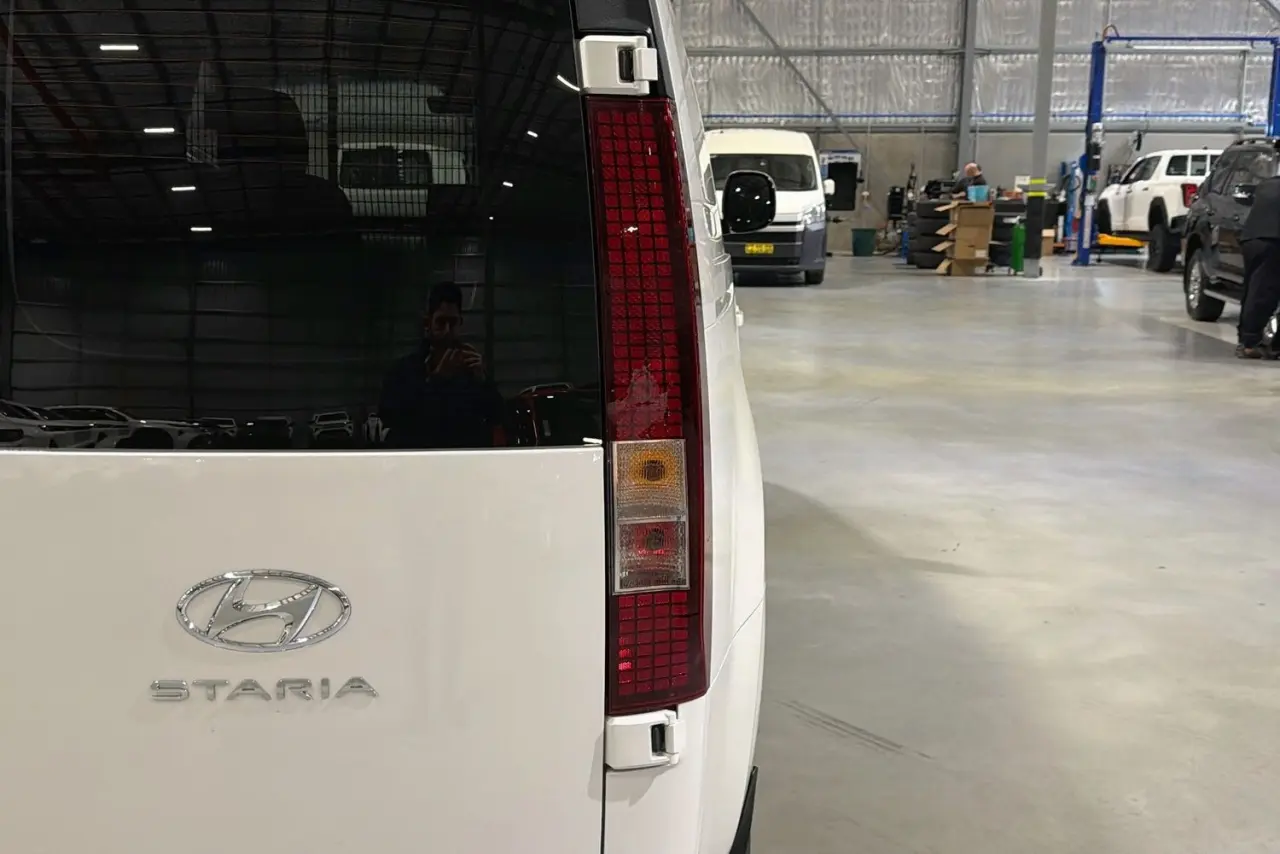 2023 Hyundai STARIA LOAD Gallery Image 9