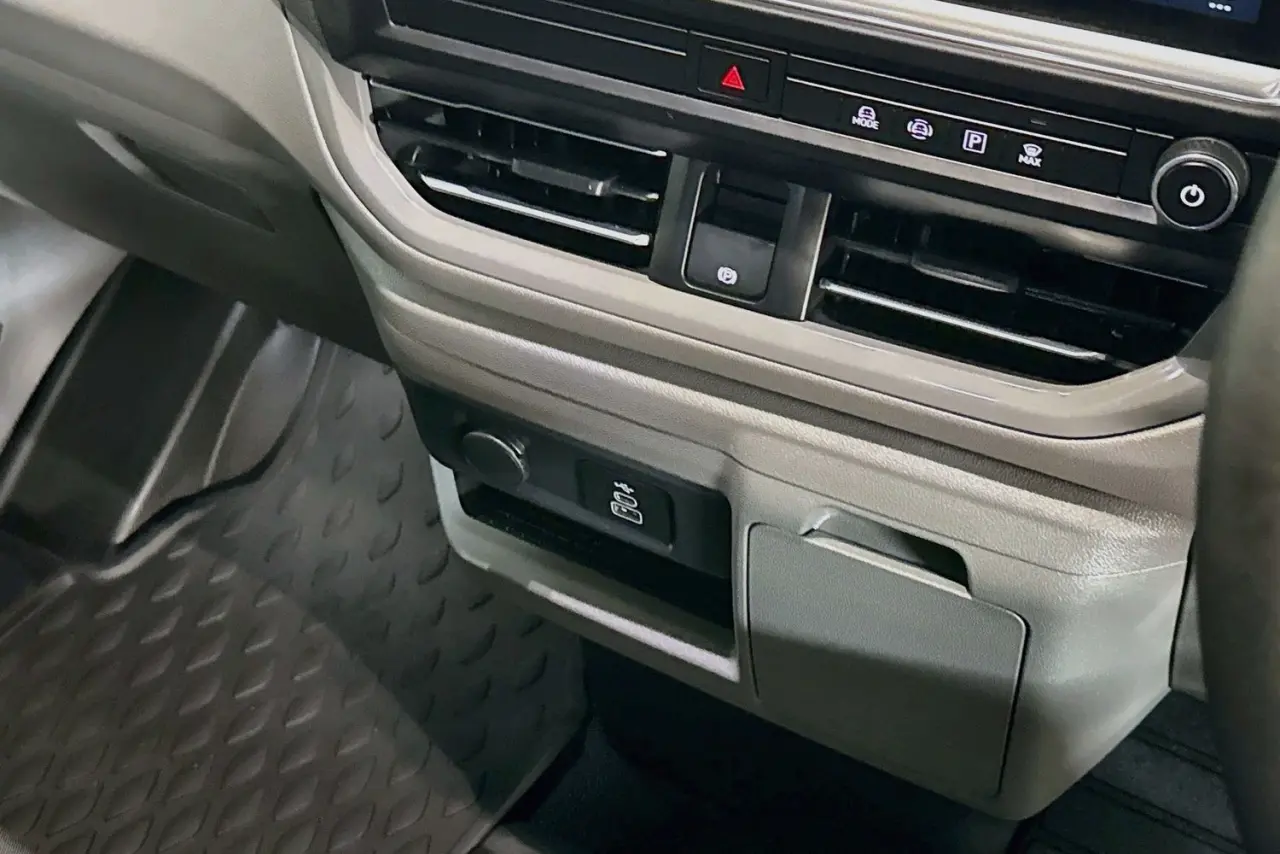 2025 Volkswagen Transporter Gallery Image 18