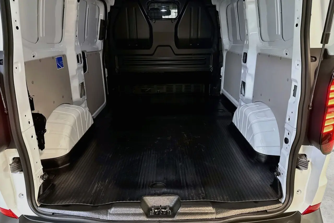 2025 Volkswagen Transporter Gallery Image 27