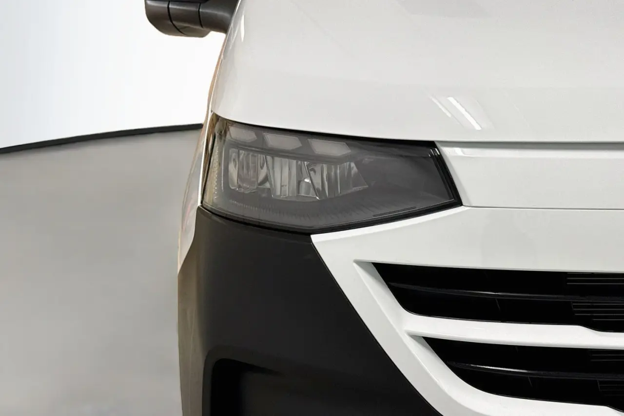 2025 Volkswagen Transporter Gallery Image 3