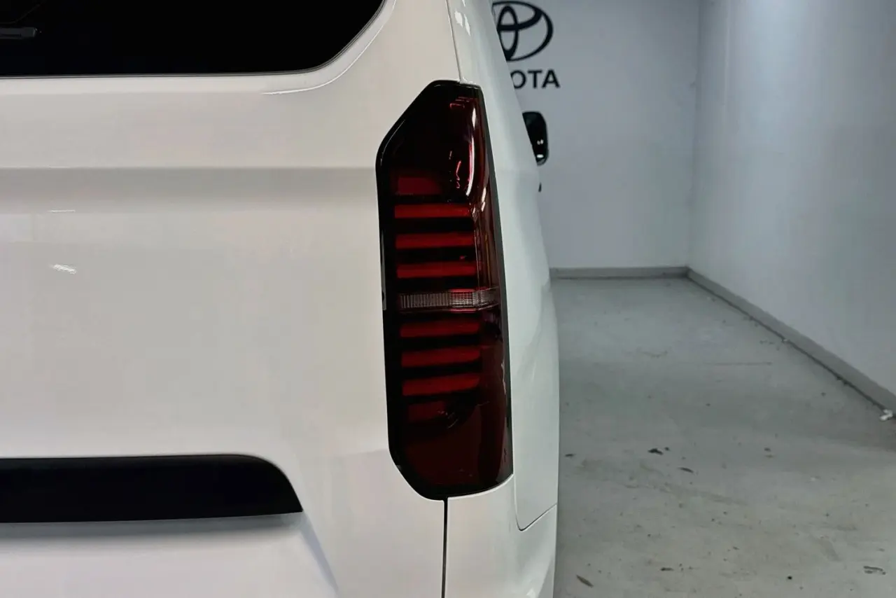 2025 Volkswagen Transporter Gallery Image 9