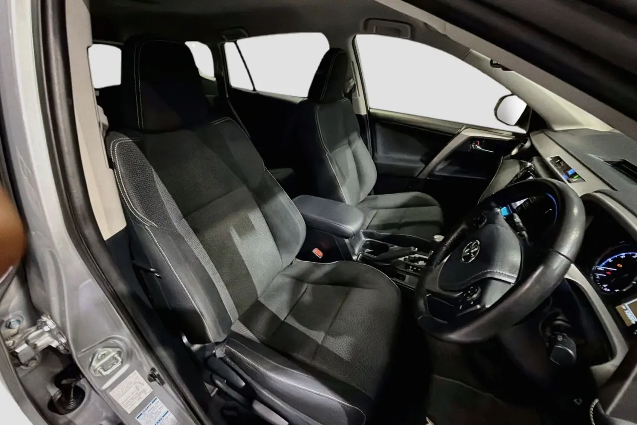 2017 Toyota RAV4 Gallery Image 11