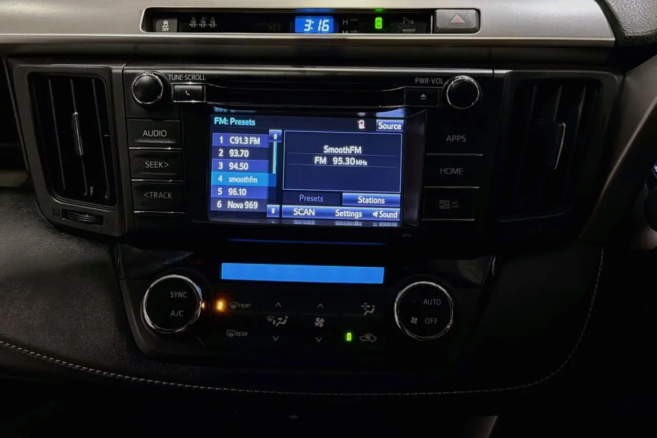 2017 Toyota RAV4 Gallery Image 13