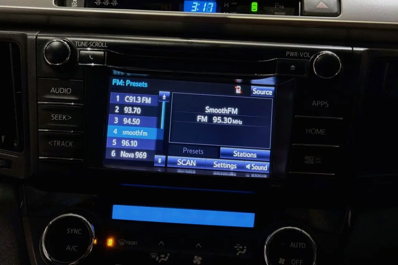 2017 Toyota RAV4 Gallery Image 14