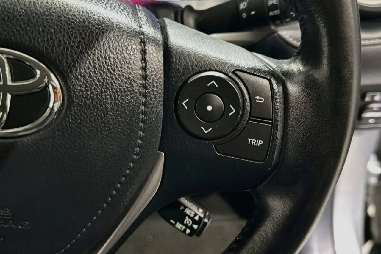 2017 Toyota RAV4 Gallery Image 18
