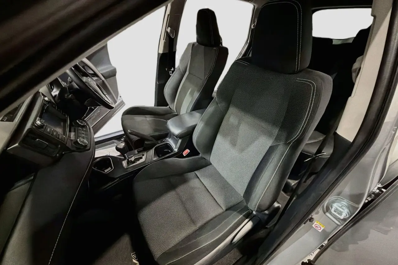 2017 Toyota RAV4 Gallery Image 23