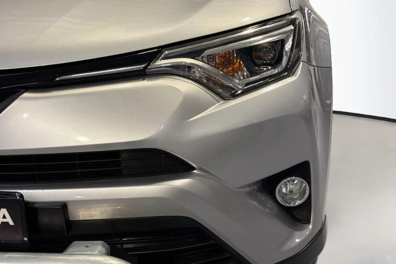 2017 Toyota RAV4 Gallery Image 3
