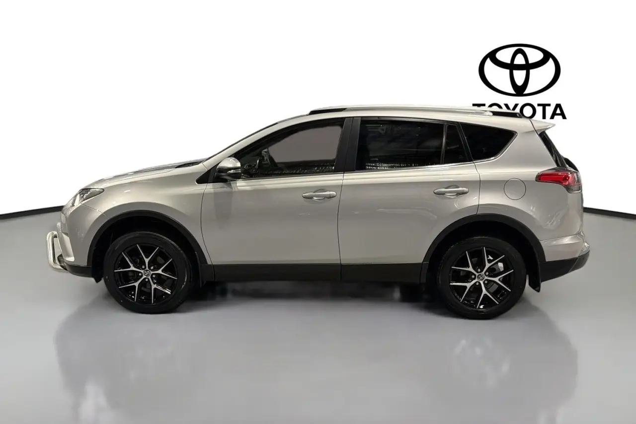 2017 Toyota RAV4 Gallery Image 5