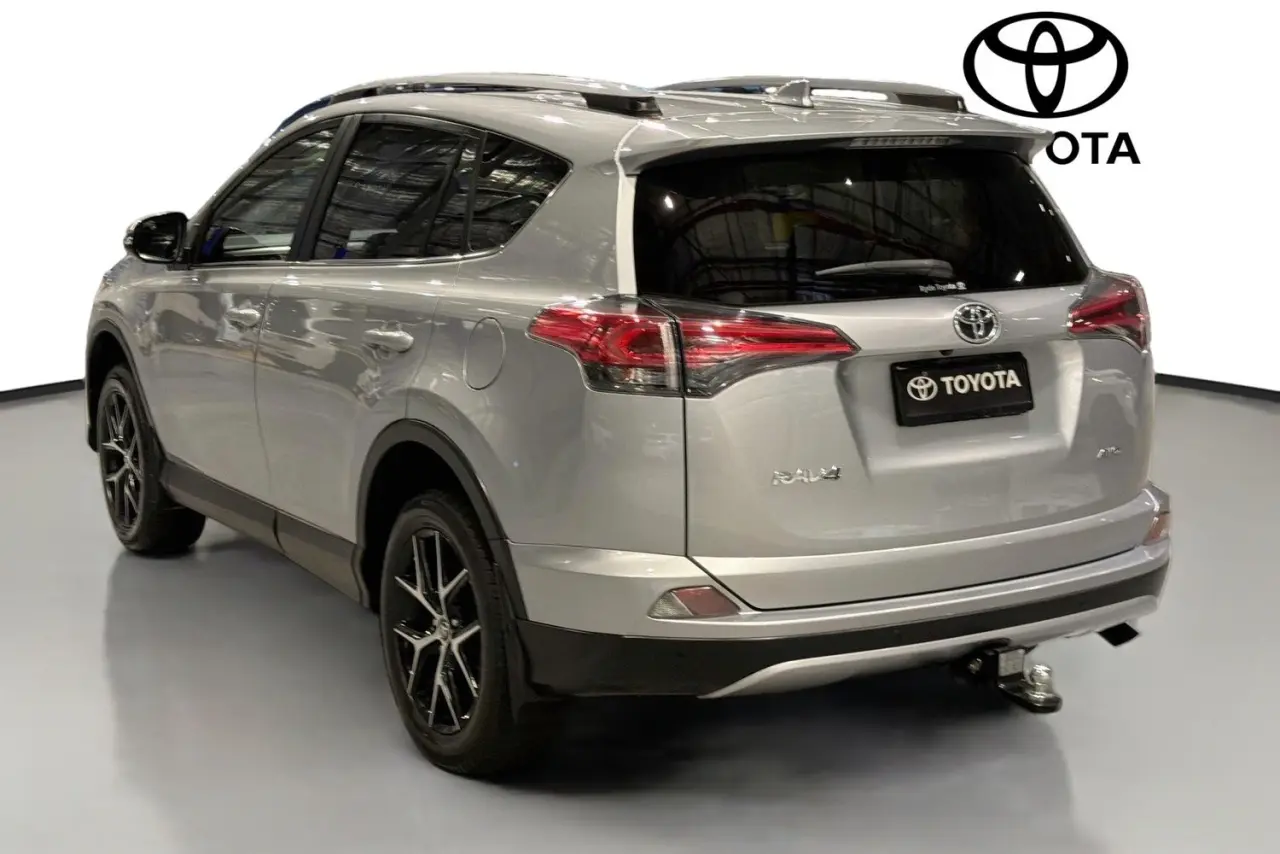 2017 Toyota RAV4 Gallery Image 6