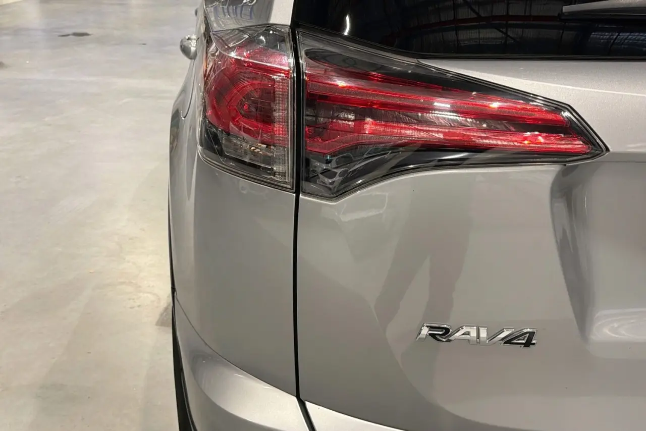 2017 Toyota RAV4 Gallery Image 7