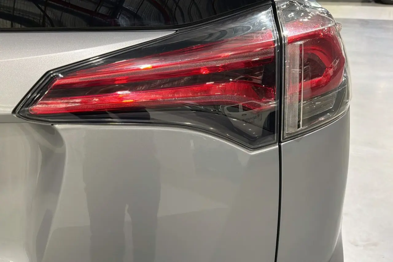 2017 Toyota RAV4 Gallery Image 8