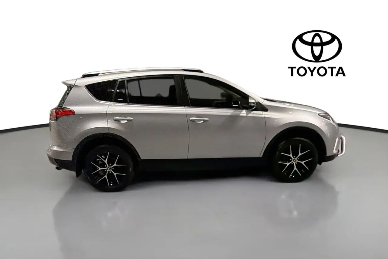 2017 Toyota RAV4 Gallery Image 9