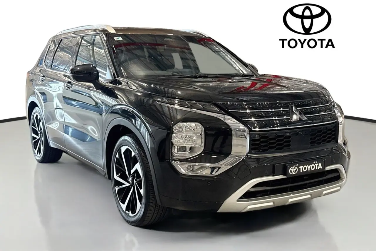 2022 Mitsubishi Outlander Gallery Image 1