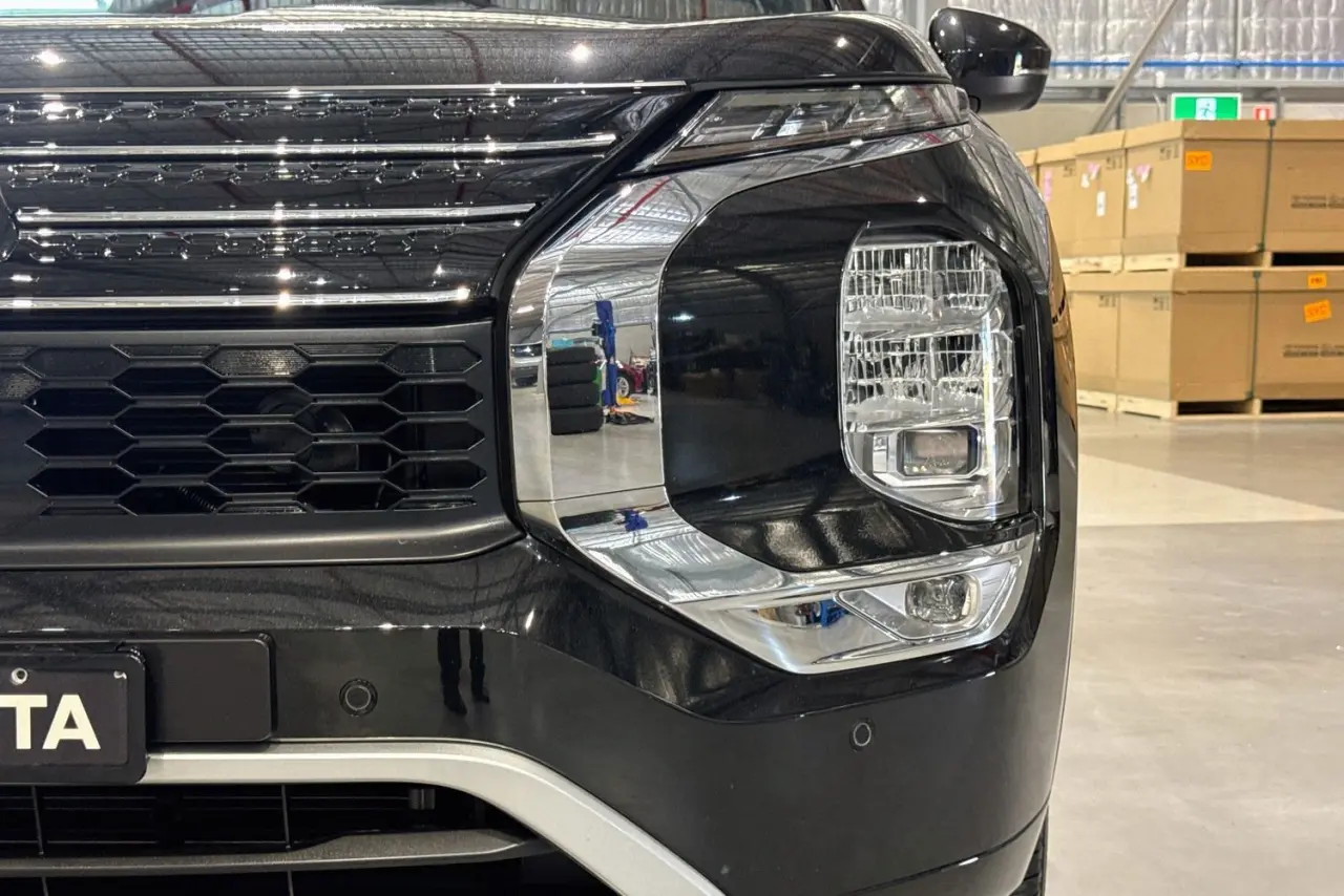 2022 Mitsubishi Outlander Gallery Image 3