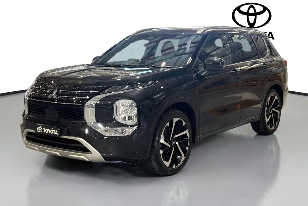 2022 Mitsubishi Outlander Gallery Image 4