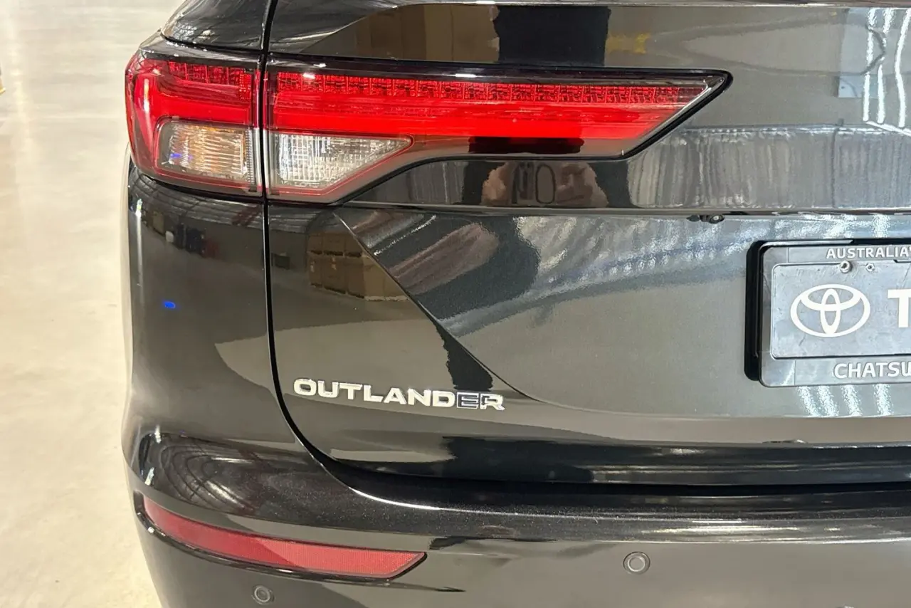 2022 Mitsubishi Outlander Gallery Image 8