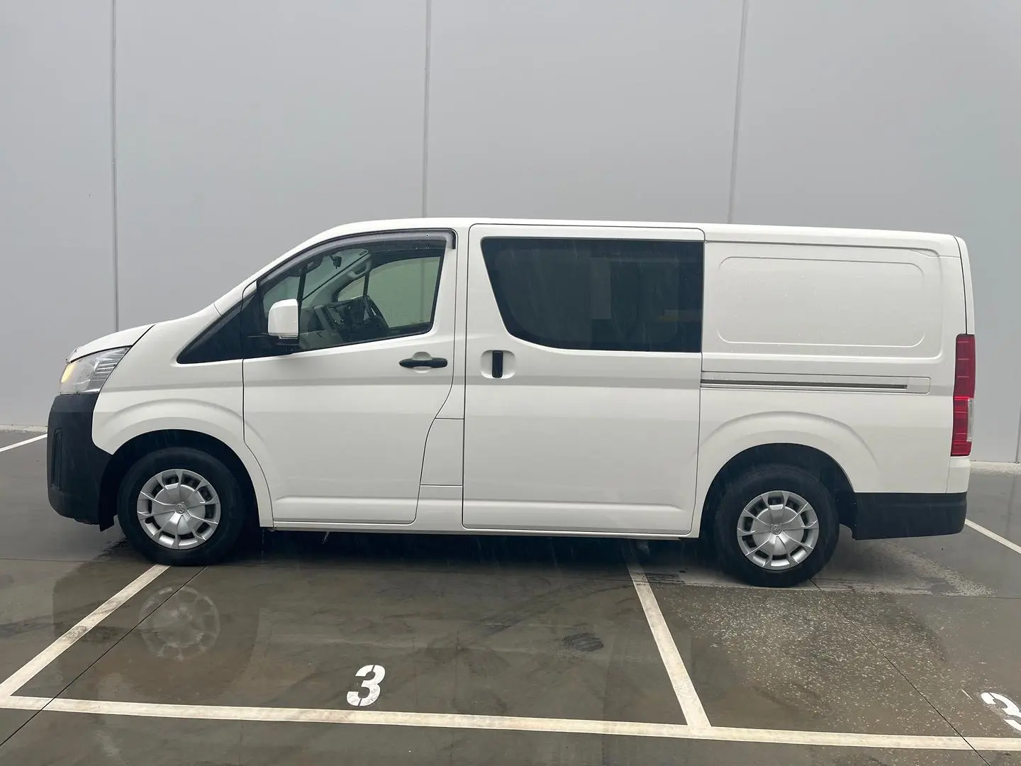 2019 Toyota Hiace Gallery Image 4