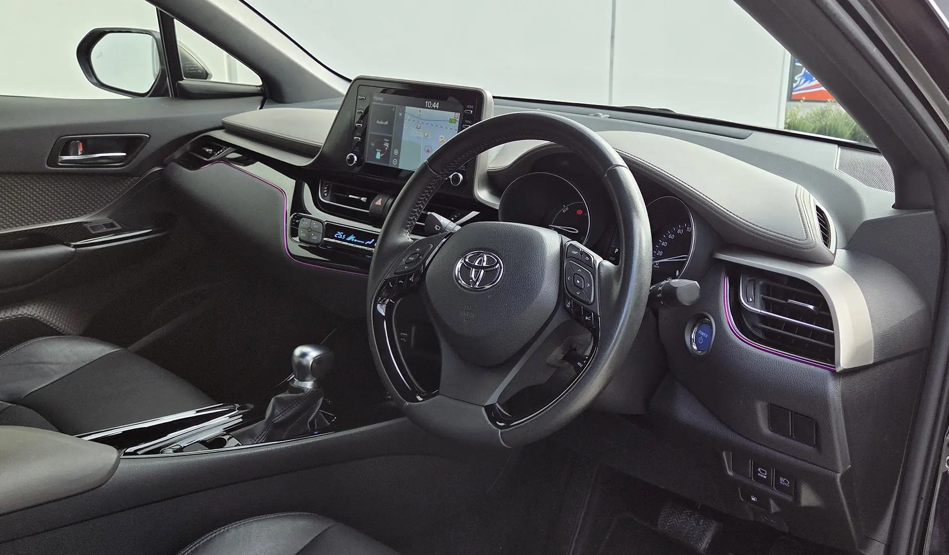 2022 Toyota C-HR Gallery Image 17