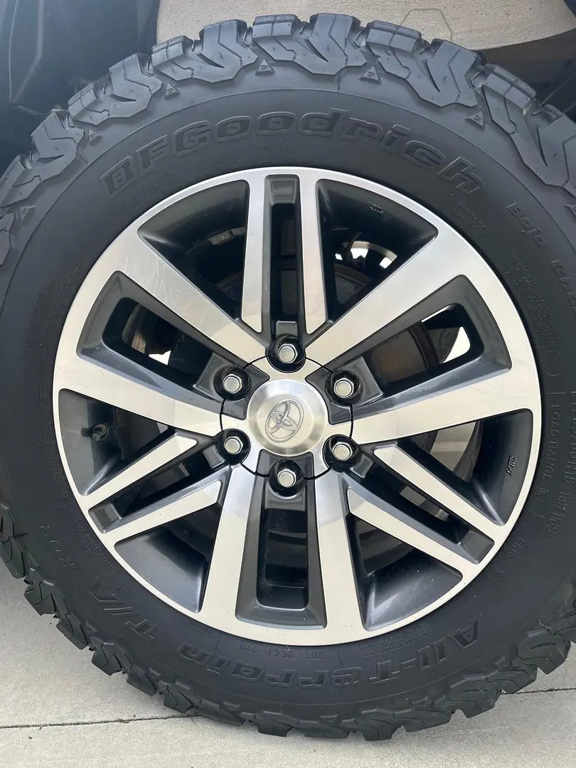 2019 Toyota Hilux Gallery Image 4