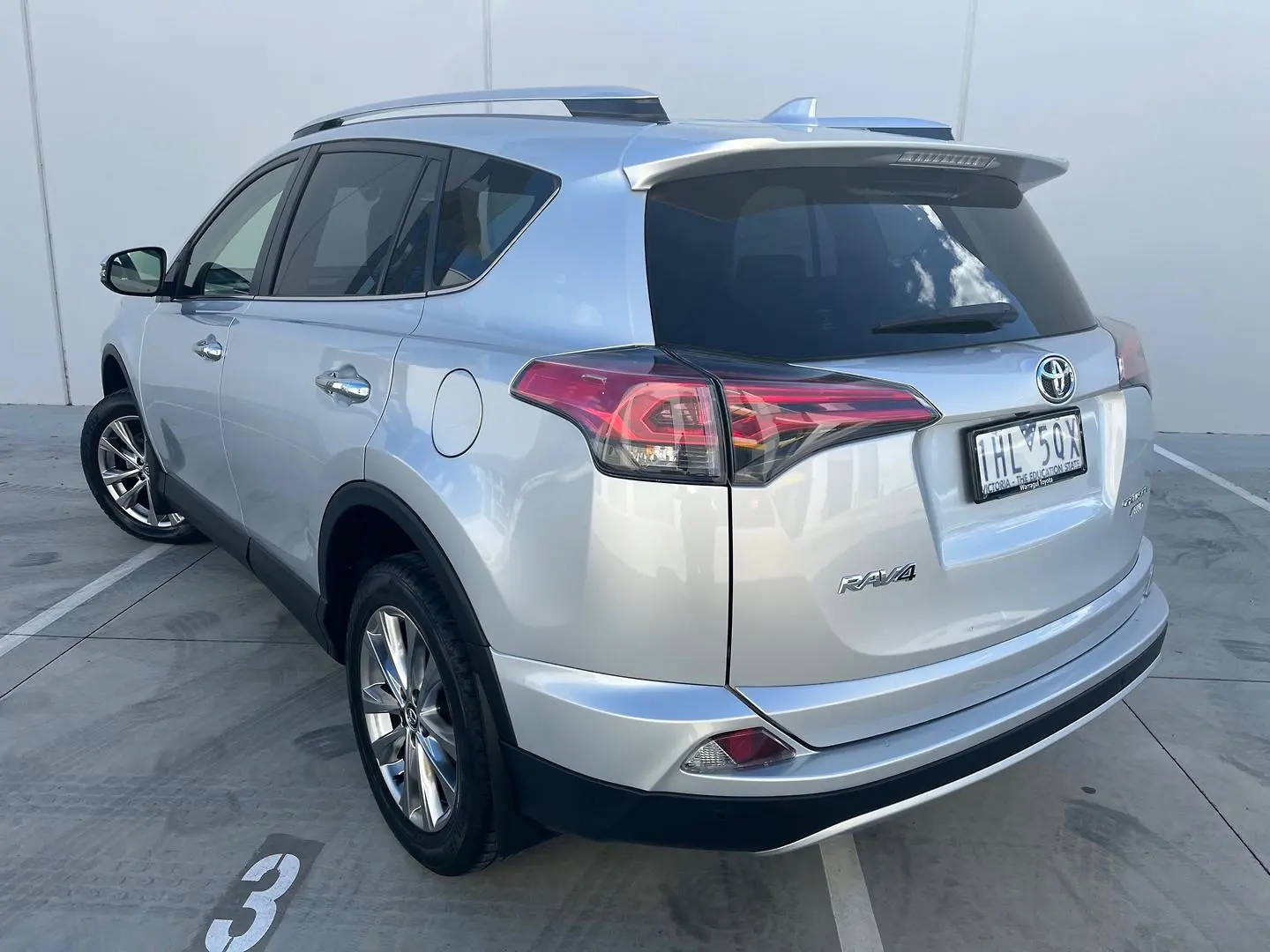 2016 Toyota RAV4 Gallery Image 9