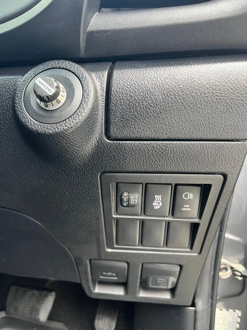 2016 Toyota Hilux Gallery Image 25
