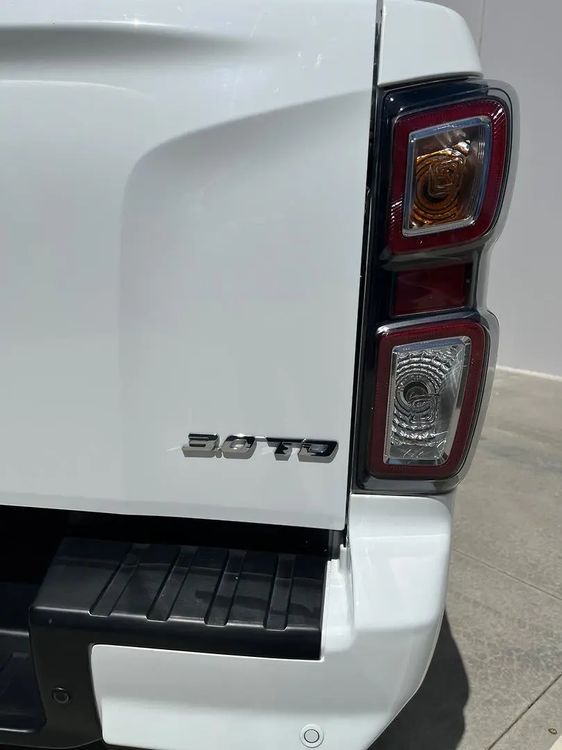 2023 Isuzu D-MAX Gallery Image 11