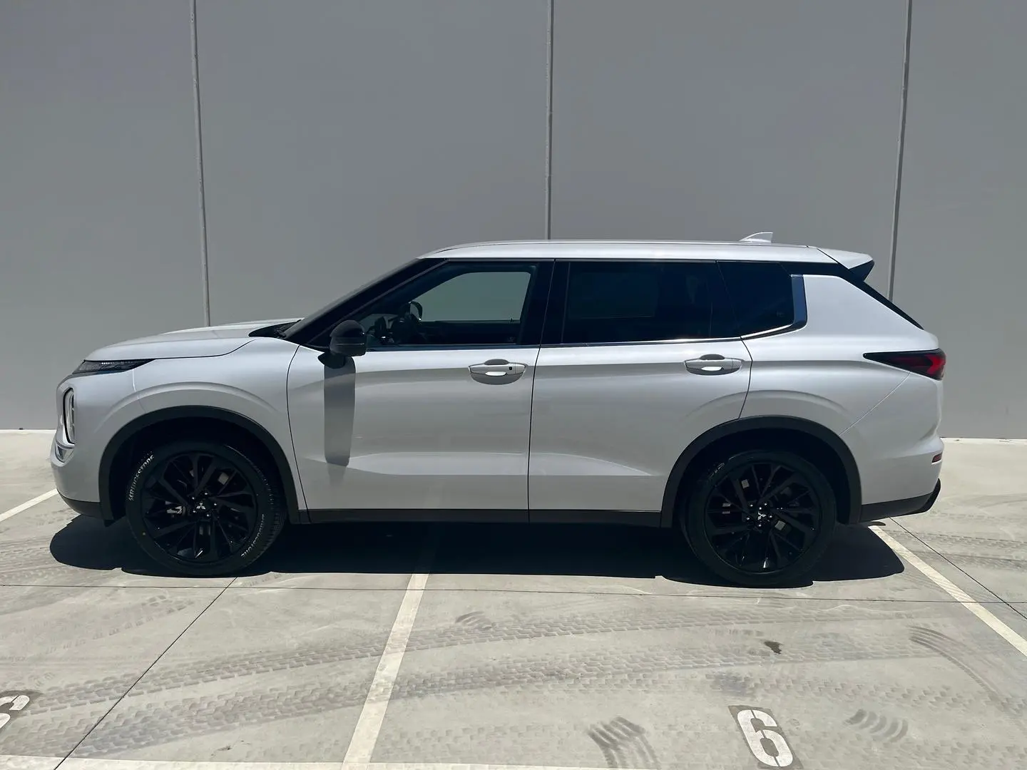 2024 Mitsubishi Outlander Gallery Image 4