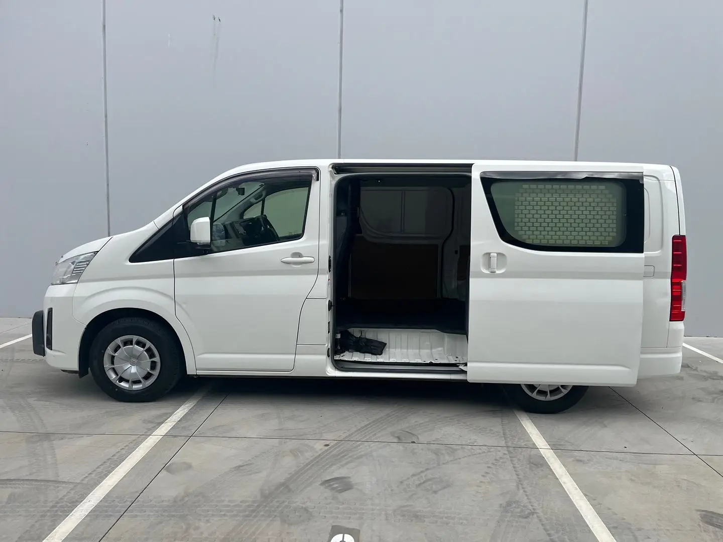 2019 Toyota Hiace Gallery Image 8