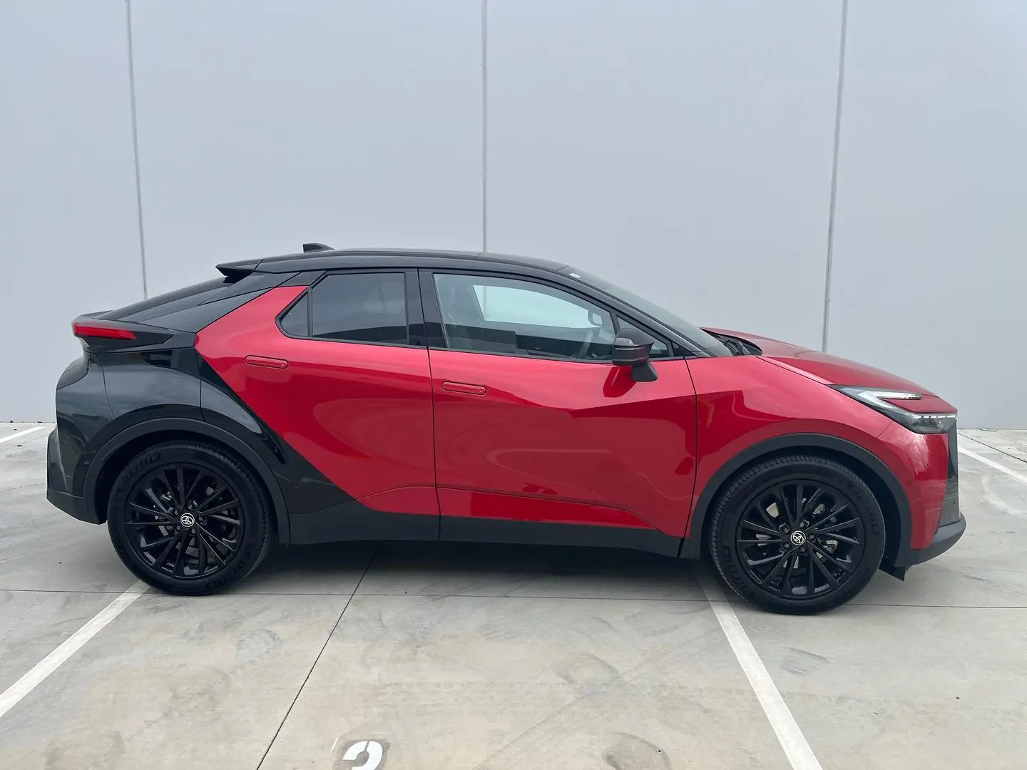 2025 Toyota C-HR Gallery Image 24