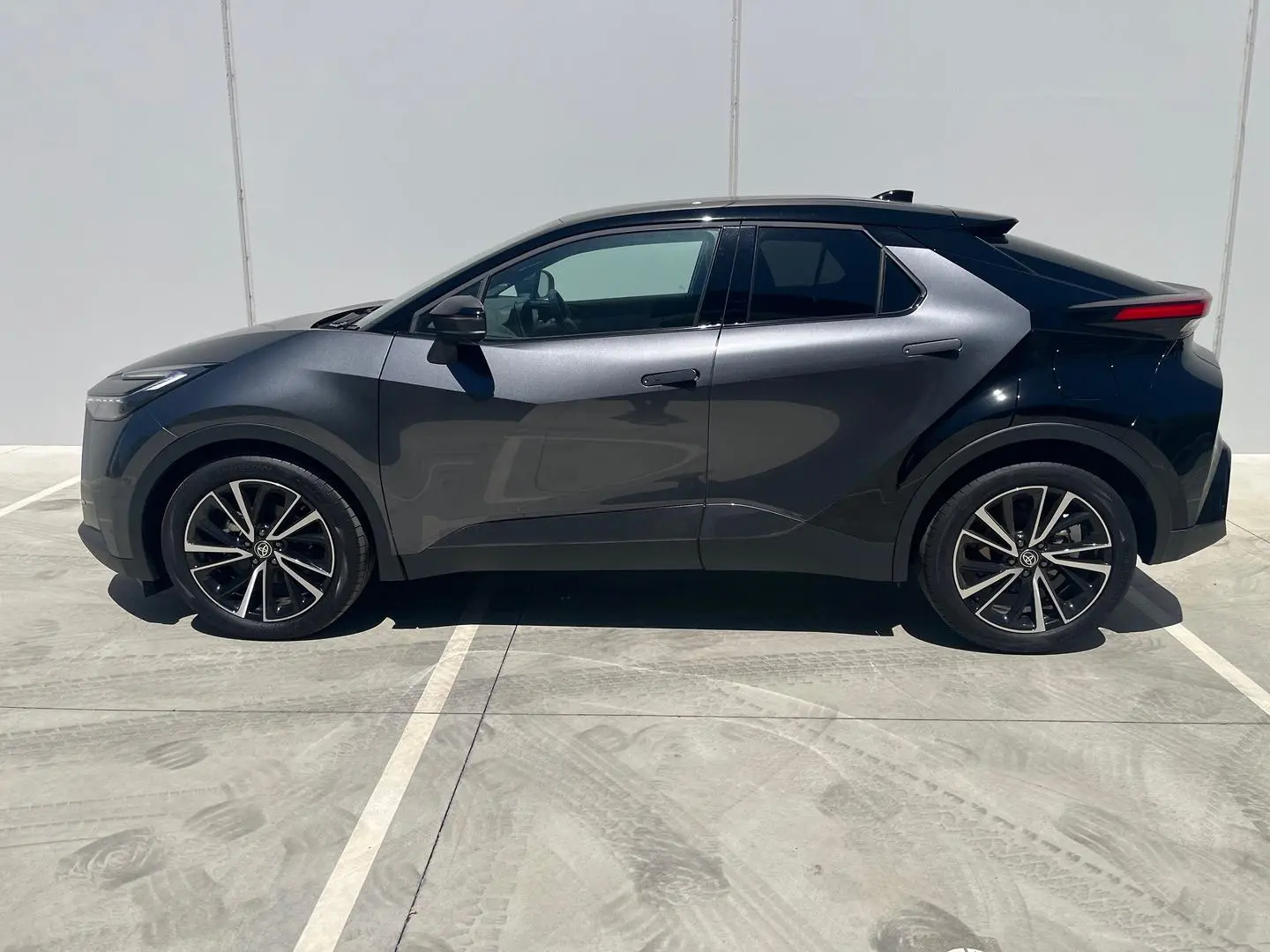2025 Toyota C-HR Gallery Image 5