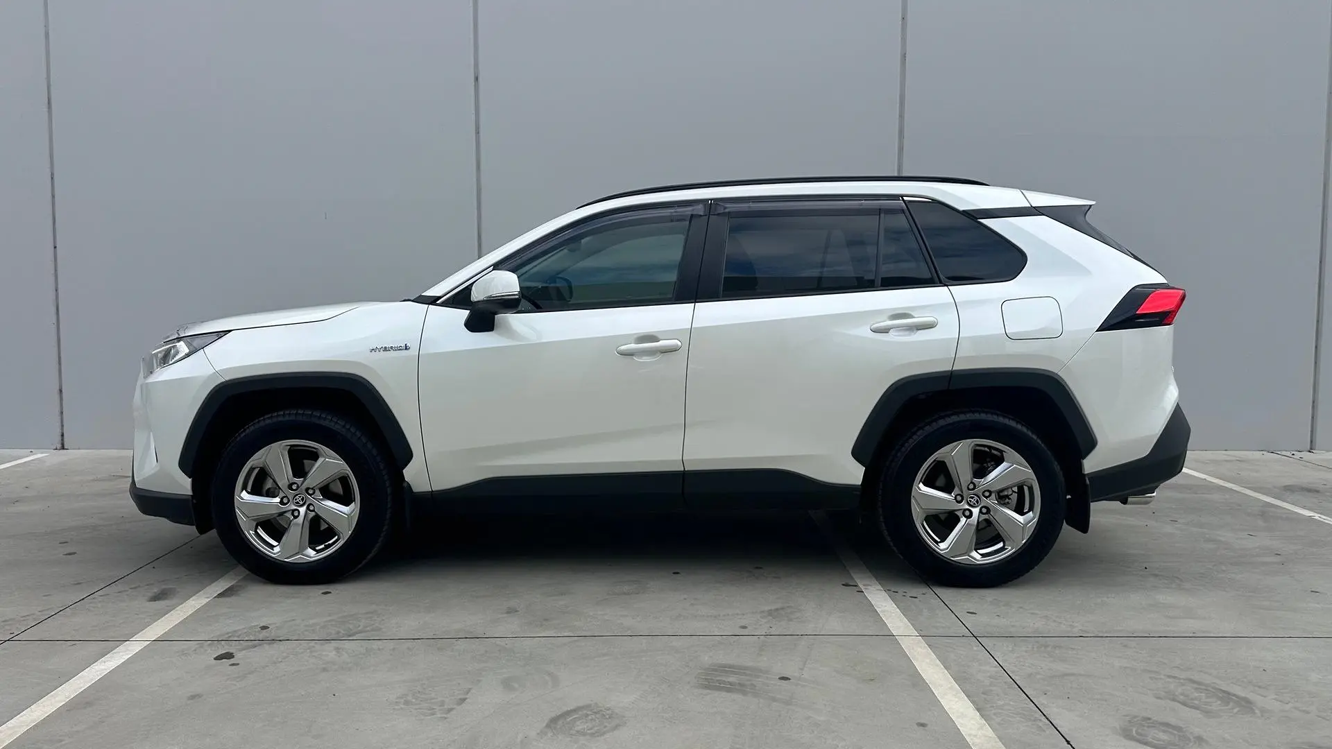 2019 Toyota RAV4 Gallery Image 4