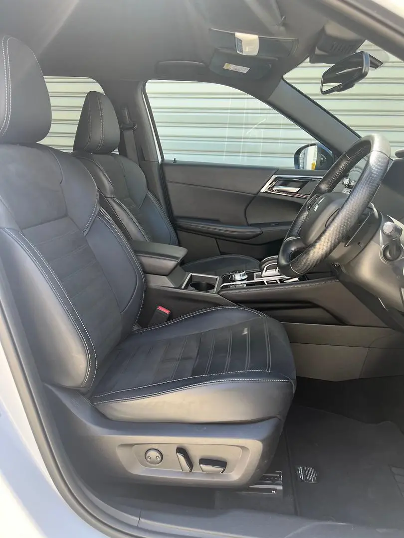 2024 Mitsubishi Outlander Gallery Image 16